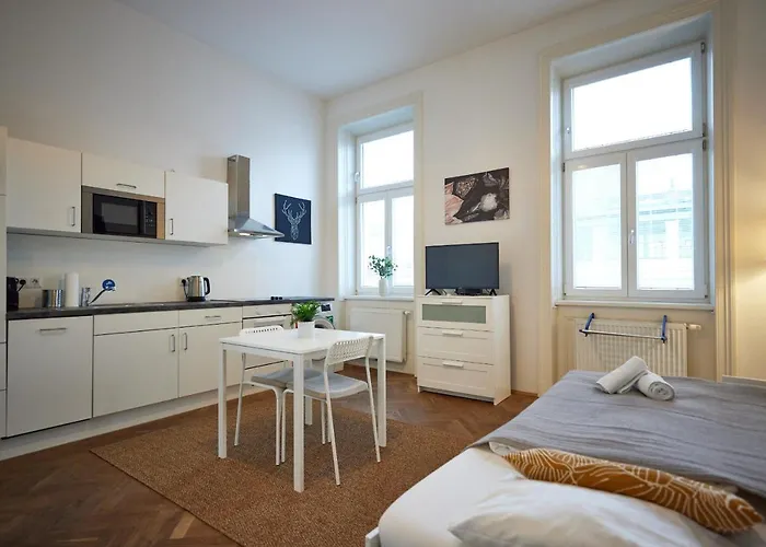 Nice Studio Close To Metro III